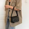 Väska 2023 Spring New Niche Design Cool Women Fashion Sadel Bag Single Shoulder Cross-Body Portable Bag Se 50% RABBLE OVER ONLINE