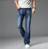 Mäns jeans högkvalitativa blossade benbyxor Elastiska midja rippade långa flarebyxor för män bootcut blå hommes plus storlek 28-36