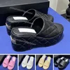 AAA Designer Flat Sandals Metal Pasek Czarny Patent Kobiety skórzany litera
