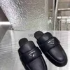 Slippare Europeiska klassiska lyxstil Kvinnor Sandaler Sandaler Beach Sandaler Leather Flat-Soled Slippers Gummi Botten Fler Colos Lefu Slippers J230614