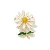 Броши элегантные милые металлические растения Daisy Flower Pin для женщины мужчина воротничка аксессуары костюмы для шарф