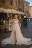 Strand spets bröllopsklänningar sexig älskling brudklänningar applicerade delade bohemiska långärmade vestido de noiva