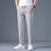 Pantalones para hombre, verano 2023, tela de seda helada suave, pantalones finos informales de estilo coreano a la moda para hombre, pantalones rectos de alta elasticidad, marca masculina