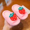 Slipper Summer Children's Slipers Söt frukt Strawberry-stil andas bekväma icke-halk mjuka hem badrum tofflor skor barn 230613