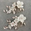 Haar Clips Vrouwen Eenvoudige Handgemaakte Keramische Bloem Bruids Kam Hoofdtooi Luxe Gierst Kralen Metalen Blad Accessoires Sieraden