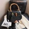 Nova bolsa feminina alta padrão de crocodilo bambu nó bolsa doce sólida sela moda crossbody fábrica on-line 70% venda