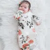 Slaapzakken Baby's Outfit Geknoopt Slaapjurk Baby Bloemen Omslagdoek + Cap Set met lange mouwen