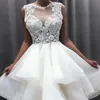 Saudiarabien Delikat 3D -blommor Floral spetscocktailpartyklänningar elfenben Organza Tiered Jewel Neck Korta promklänningar Knäslängd Sexig nyckelhål Back Formal Wear CL2447