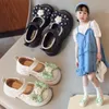 Кроссовки девушки кожаная обувь Spring Fashion Flowed Kids Princess Flat каблуки цветочный маленький размер 26 36 Сандалии 230613