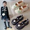 Кроссовки девушки кожаная обувь Spring Fashion Flowed Kids Princess Flat каблуки цветочный маленький размер 26 36 Сандалии 230613