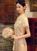 Abbigliamento etnico Stile cinese Nappe Ricamo pavone Abito da sposa Tradizionale Perline Cheongsam Donna Champagne Paillettes Qipao