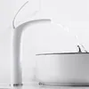 Robinets de lavabo de salle de bain bassin noir / blanc en laiton robinet de cascade de type ouvert mélangeant des mitigeurs d'eau froide Torneira