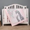 Ensembles de literie 3 pièces en microfibre brossée ensemble de lit de bébé conception de girrafe rose pour les filles, y compris la jupe de drap de lit de couette 230613