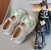 Кроссовки девушки кожаная обувь Spring Fashion Flowed Kids Princess Flat каблуки цветочный маленький размер 26 36 Сандалии 230613