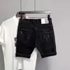 Pantaloncini da uomo Toppa con foro da uomo Jeans slim coreani Pantaloni corti Piedi Denim nero per uomo Cowboy Teenager Designer