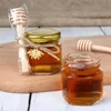 Boîtes de rangement Bacs 152 oz Hexagone Mini pots de miel en verre avec louche en bois Couvercle en or Pendentifs d'abeilles Jutes pour fête prénatale Faveurs de mariage 230613