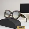 Designer solglasögon för kvinnor klassiska glasögonglasögon utomhus strand solglasögon för man blandar färg valfri triangulär signatur med box mode