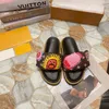 Sandal Designers lyxig läderöverdel för kvinnor med metalldesignyta Lyxiga lädertryckta sandaler Mode mångsidigt objekt