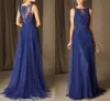 Royal Blue Mother of the Bride Dress 2023 Elegant Jewel Neck golvlängd spets ärmlös med veck applikationer bröllopsfestklänningar mantel de soiree
