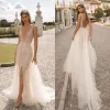 Berta Beach Split Robes de mariée V couche dentelle appliquée Backless Bridal Robe sans manches