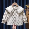 Kinderhemden Mädchen-Bodenhemden Frühlings-Herbst-Baby-Kind-Kleidung Koreanischer Stil Puppenkragenbluse Lose Langarm-Baumwoll-Retro-Hemden Top 230613