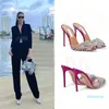 Designers de luxo Sapato de vestido tornozelo Sapatos de fábrica de moda Sandálias de tira cruzada enfeitadas Bombas de PVC Sapatos de salto alto chinelo 10,5 7cm carretel feminino