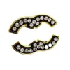 Cristal Noir Femmes Pins Designer Broches Marque Copie Avec Timbre Vêtements En Alliage De Cuivre Bijoux De Mode Plaqué Or 18K Mens Double Lettre Chandail Costume Apporté Broche