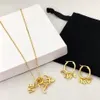 Yeni tasarlanmış triomphe içi boş aşk tandem kolye kolye bilezik küpe pirinç altın kaplama kadın tasarımcı mücevher setleri CE12