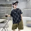 Pojkar kostym 2023 Nya barns stora pojke online röda pop street modemärke kort ärm sommar arbetskläder sportdräkter