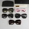 Óculos de sol de grife para mulheres Óculos clássicos Óculos de sol de praia ao ar livre para homem Mistura de cores Assinatura triangular opcional com moda de caixa