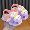 Sandaler baby sommar 3d kanin björn pojkar flickor barn tecknad pvc non slip barn mjuk botten krok loop strandskor 230615