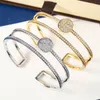 Pulseiras de pulseira de diamante de ouro de 18k para mulheres amantes de titânio pulseiras de aço fornecimento de moda