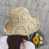 Les chapeaux à bord large restent cool protégés avec un chapeau de paille au crochet élégant pour les femmes plage ou toute aventure d'été