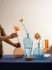 Vasen Glasvase mit Kugel im schlichten, farbigen Heim-Wohnzimmer-Stil