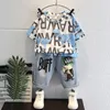 Kläder sätter 2st pojkar sommarkläder set barn mode brev tshirts och jeans set mjuk baby trackduit barn loungewear för 2-10y 230614