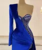 Königsblaues Samt-Meerjungfrau-Abschlussballkleid, einschultriges, seitlich geteiltes Perlen-Abendkleid, nach Maß, Applikationen, Rüschen, bodenlang, Promi-Party C0601G14
