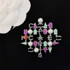 Szpilki górne broszki kolorowe kleje perły szpilki projektanty broszki dla kobiet kopiowanie marki z odzieżą z ubrania szafa