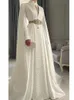 オセチア国立刺繍イスラム教徒のウェディングドレスケープ長袖ハイネックホワイトサテン花嫁アラビアドバイジェリン
