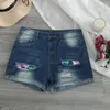 Calças curtas jeans femininas de verão sexy e finas com buracos e bolsos