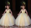 Śliczne sukienki żółtej kwiatowej dziewczyny satynowe paski tiulowe dzieci bez rękawów.