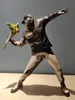 Objets décoratifs Figurines Art moderne Banksy Flower Bomber Résine Figurine Angleterre Street Sculpture Statue Polystone Figure Collection Décorer 230614