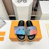 23SS Ny Poolkudde Platt Komfort Mule Designer Tofflor Broderade Monogram Top Läder Mode Sandaler Slides Platt Sommar Beach Casual Tofflor Med Box Storlek 35-45