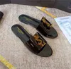 Тапочки скользкие металлические слайдные сандалии дизайнер дизайнерские слайды женщин Письмо роскошные патентные кожаные тапочки летние дамы пляжная вечеринка свадебная мода L J230615
