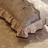 Set di biancheria da letto 3 pezzi Copriletto sul letto Gonna da letto in pizzo di lusso Addensare Bella biancheria da letto Cal Lenzuola Copriletti per la casa QueenKing Size 230614