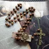 Подвесные ожерелья Qigo Brown Wood Beads Винтажные Иисус Крест Розарий шеи Христос Дева религиозные украшения