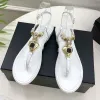 2023 Designer Luxuriöse Sandalen Prong Damen Hausschuhe Mode Trendy Klassische Sandalen Gummi Strand Alphabet Niedrige Ferse Hausschuhe Urlaub Lässig