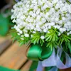 装飾的な花ハイエンドジプソフィラを保持して花を抱く花嫁花嫁の結婚式の撮影小道