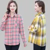 Camicette da donna 2023 Donna Primavera Autunno Moda Camicie a maniche lunghe in cotone Donna coreana Allentata Ladies Plaid di mezza età A267