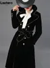 Płaszcze damskie Lautaro Spring Autumn Długość czarnej aksamitnej płaszczy dla kobiet ze złotymi szarfytami podwójnie piersi luksusowy projektant moda 230615