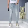 Hommes à la mode marque jean imprimé crâne bleu clair Denim pantalon Streetwear été mince petits pieds polyvalent coréen tendance homme pantalon 28-36